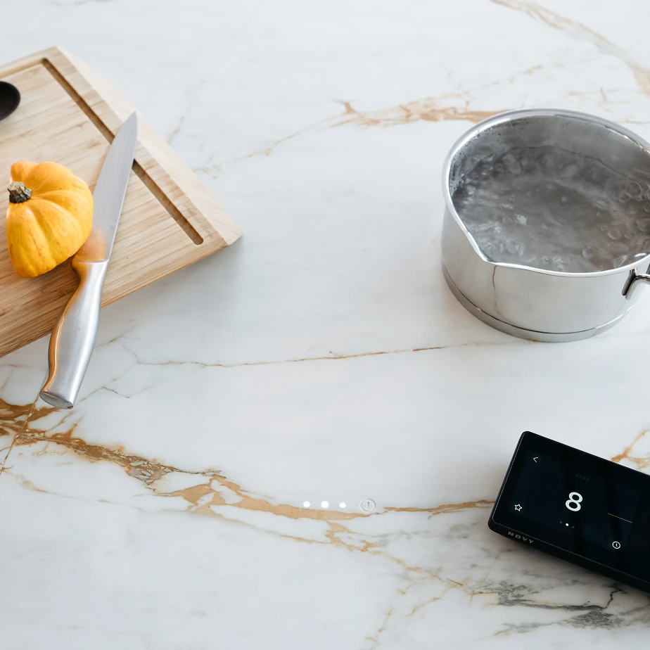 Plaque de cuisson à induction invisible.