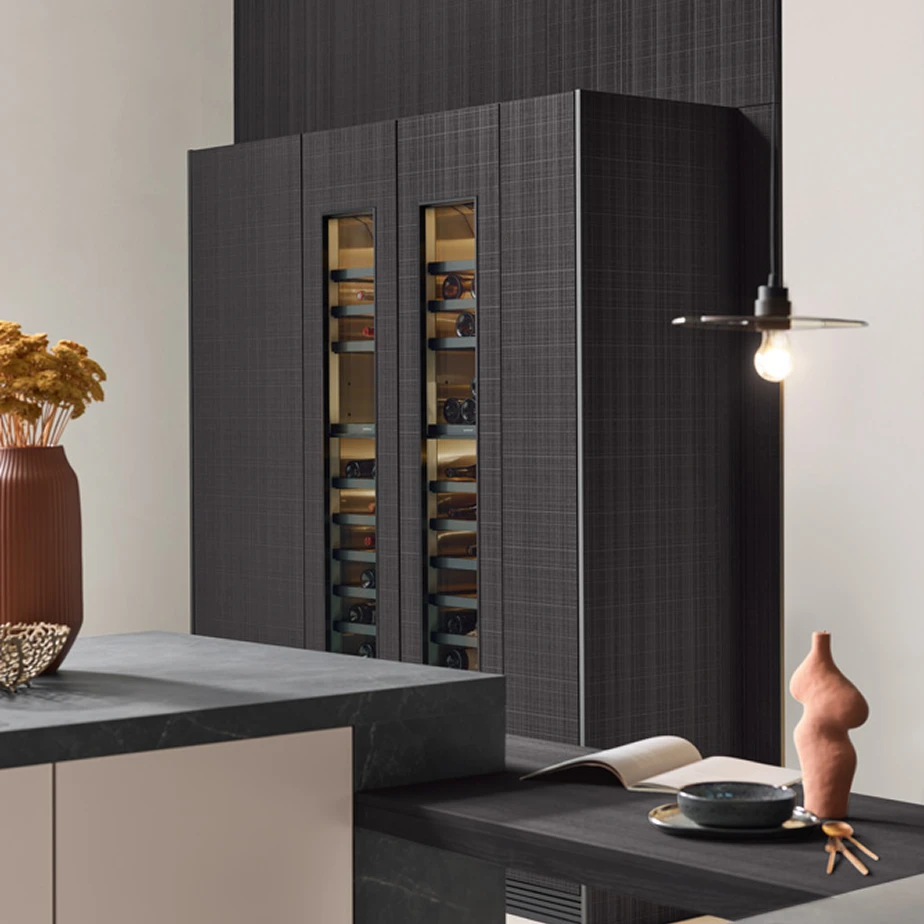 Cave à vin intégrable avec façade personnalisable.