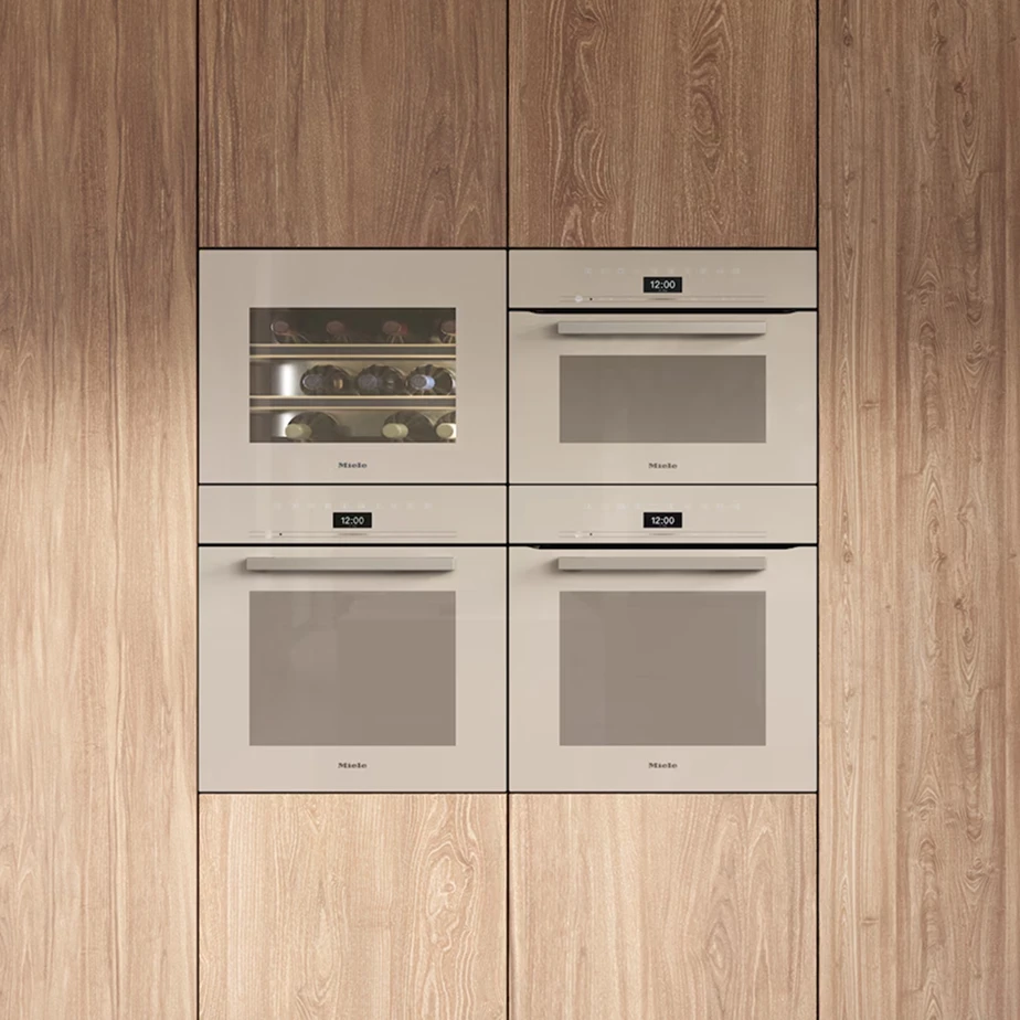 Ensemble électroménagers four, cave et micro-ondes.