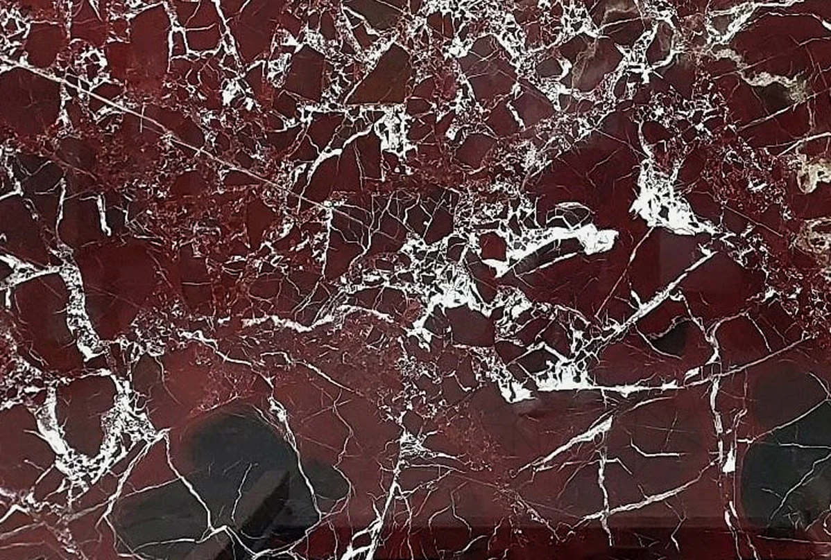 Plan de travail en marbre rouge Levanto, teintes profondes et veinées